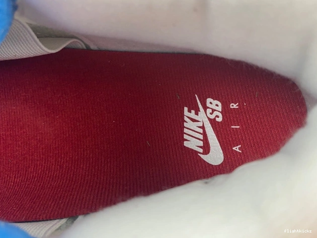 SB Retro 4 DR5415-104 Jordan 1102